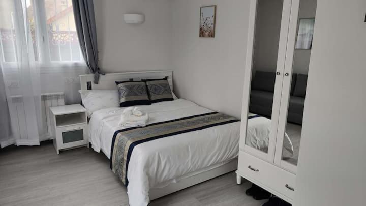 Chambre Privee Pour 4 Personnes En Banlieue Parisienne A ボンディ エクステリア 写真